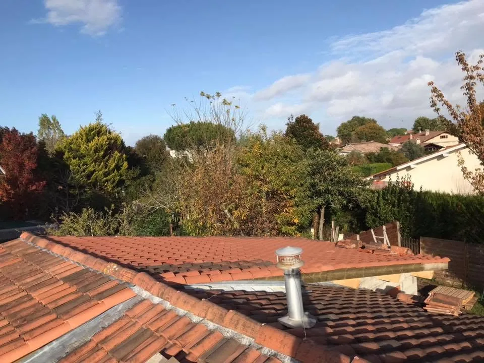 Vue d’une rénovation de toiture en tuiles rouges à La Teste-de-Buch.