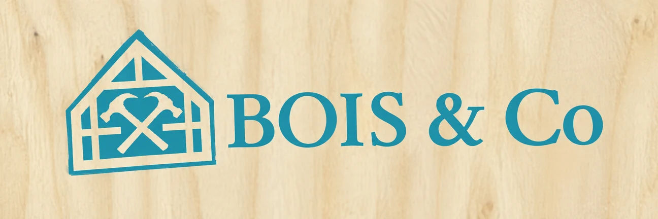 Bois & Co, maison, marteaux croisés et cœur sur fond bois